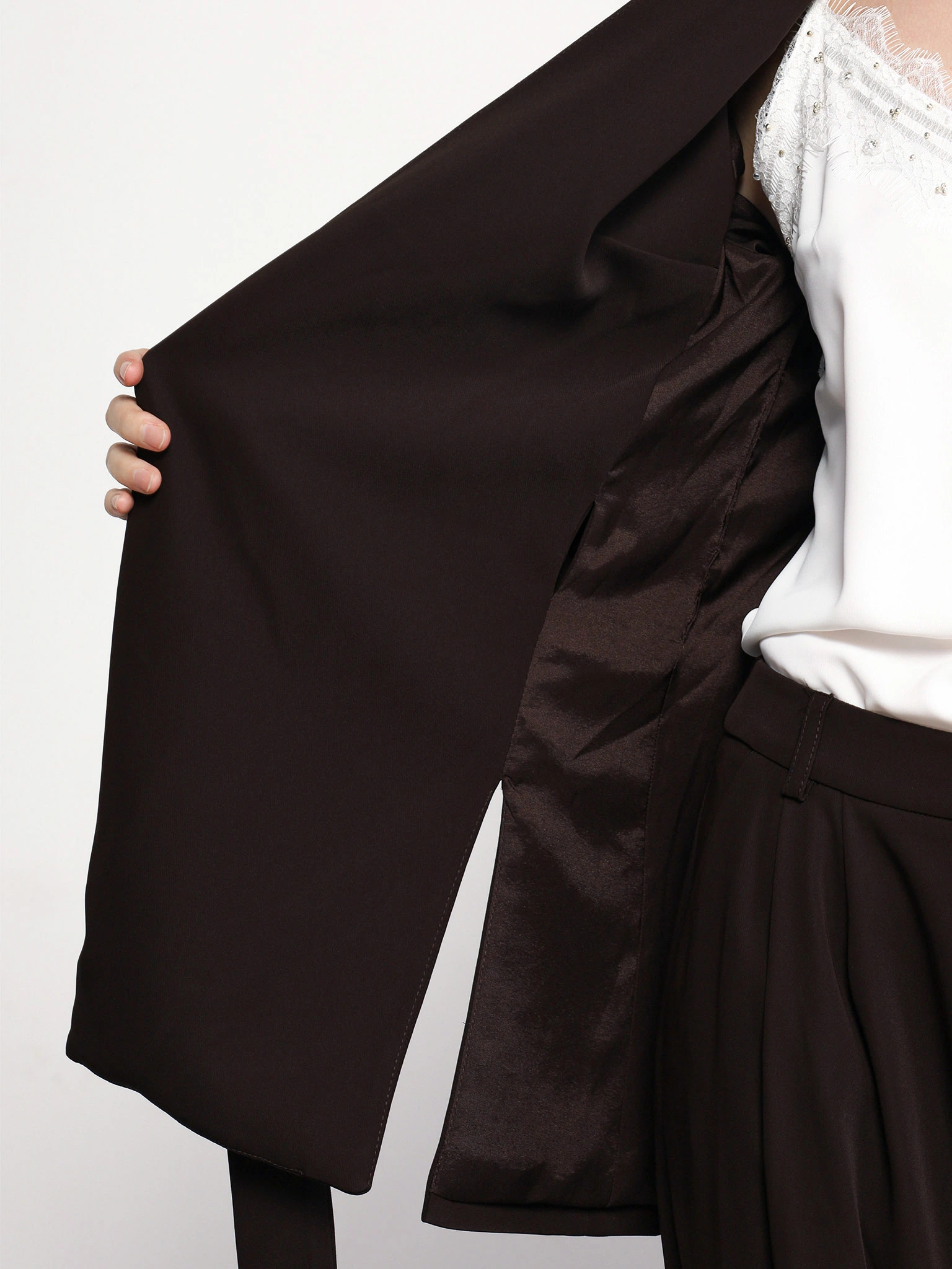 Жакет темно-коричневого цвета прямого кроя с имитацией карманов